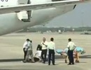 Nữ tiếp viên rơi khỏi máy bay trong lúc cất cánh