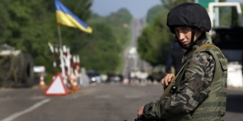 Một binh sĩ Ukraine đào ngũ cùng vũ khí