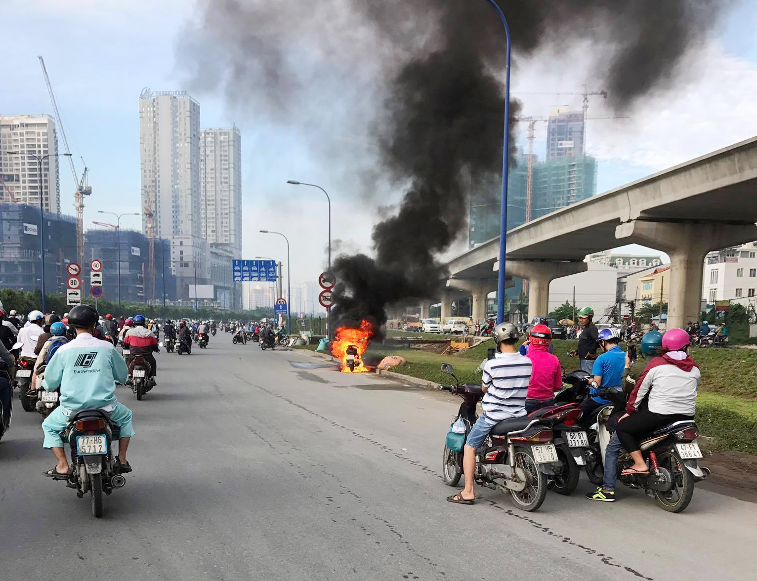 Xe tay ga cháy ngùn ngụt trên xa lộ, chủ xe bỏ chạy thoát thân