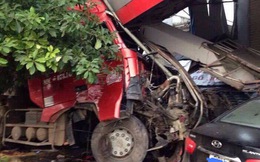 Hòa Bình: Tai nạn liên hoàn, hai xe mất lái lao thẳng vào phòng khám răng