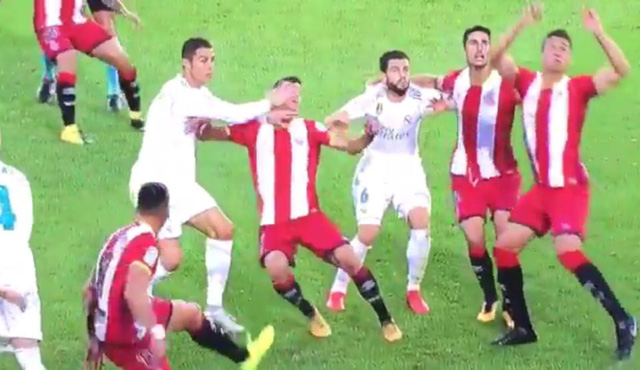 C.Ronaldo đối diện với án treo giò vì hành vi chơi xấu
