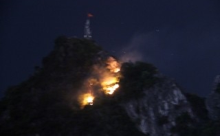 Quảng Ninh: Huy động gần 200 người chữa cháy trên núi Bài Thơ