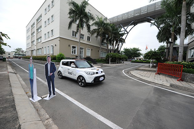Thử nghiệm xe tự lái "made in Vietnam": Tránh chướng ngại vật ở 20km/h, tự đi thẳng ở 40km/h
