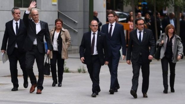 8 cựu quan chức Catalonia bị bắt tạm giam
