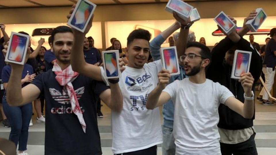 Italy: 20 tiếng xếp hàng để mua được iPhone X
