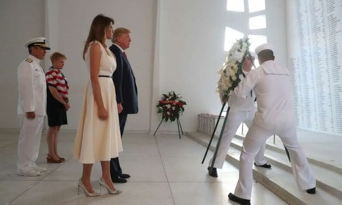 Tổng thống Trump đặt vòng hoa tại đài tưởng niệm ở Trân Châu Cảng