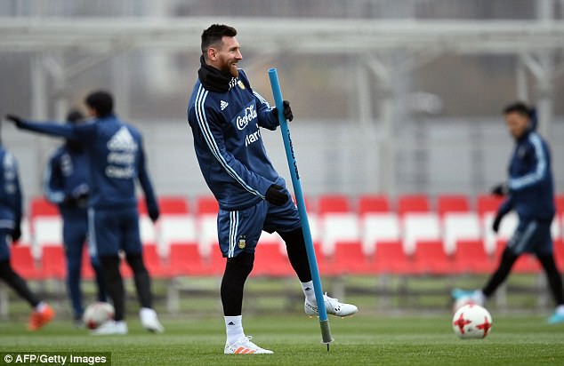 Lionel Messi run rẩy trong cái lạnh tại nước Nga