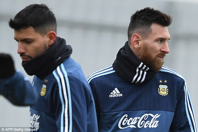 Lionel Messi run rẩy trong cái lạnh tại nước Nga