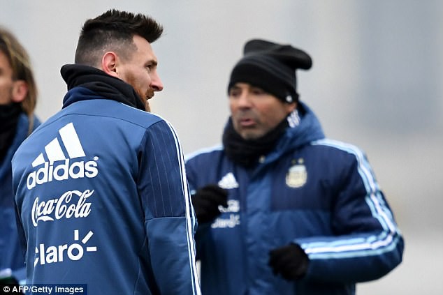 Lionel Messi run rẩy trong cái lạnh tại nước Nga