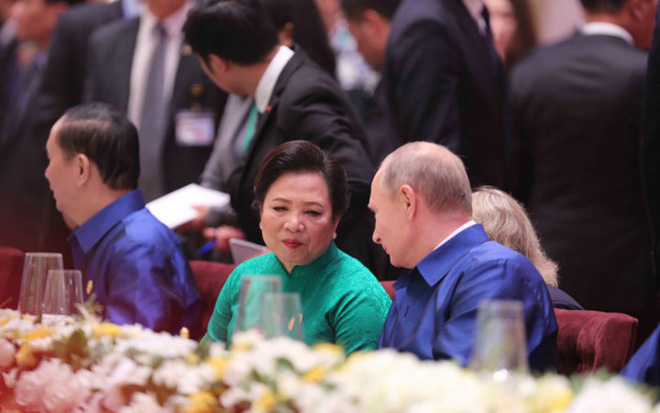 Áo tơ tằm Tổng thống Trump và lãnh đạo APEC mặc dự tiệc có gì đặc biệt