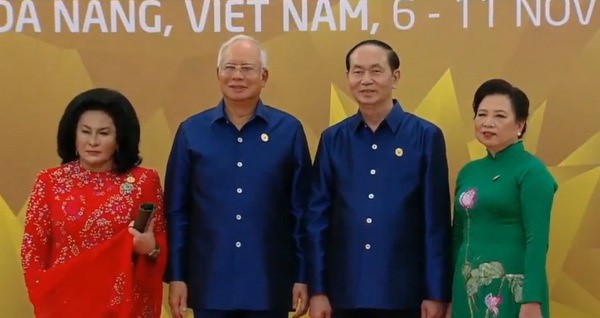 Áo tơ tằm Tổng thống Trump và lãnh đạo APEC mặc dự tiệc có gì đặc biệt