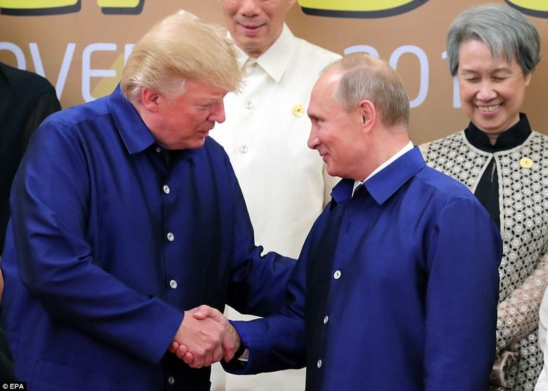 Báo Tây viết về cái bắt tay của ông Trump và ông Putin tại APEC VN