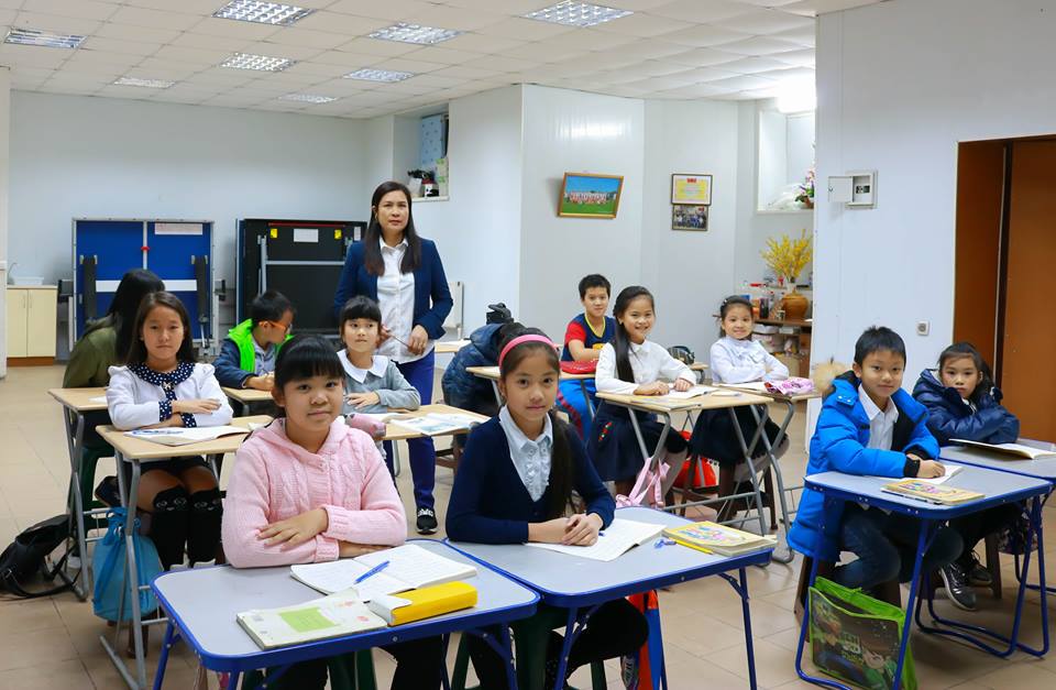 Thăm lớp học tiếng Việt của cô Vũ Thị Thơm tại làng Staritskogo