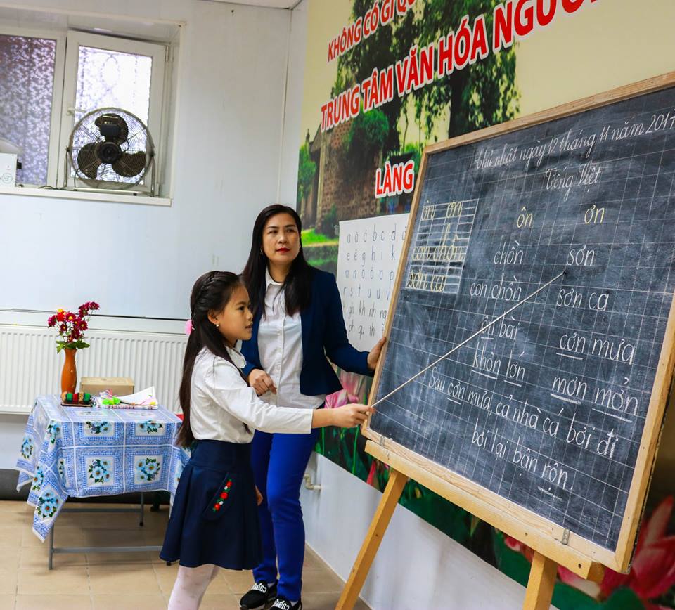 Thăm lớp học tiếng Việt của cô Vũ Thị Thơm tại làng Staritskogo