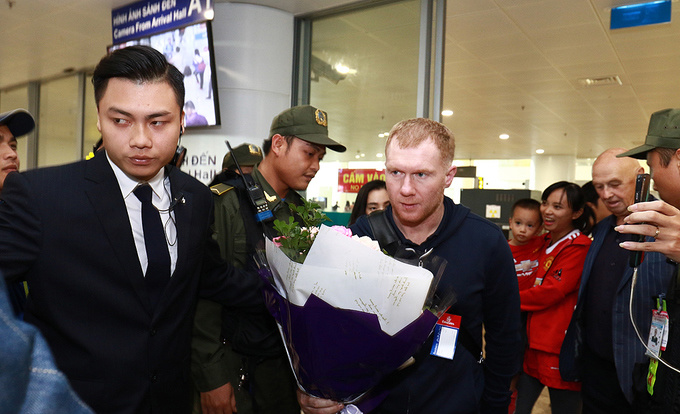 Giggs và Scholes bị bủa vây khi đến Hà Nội