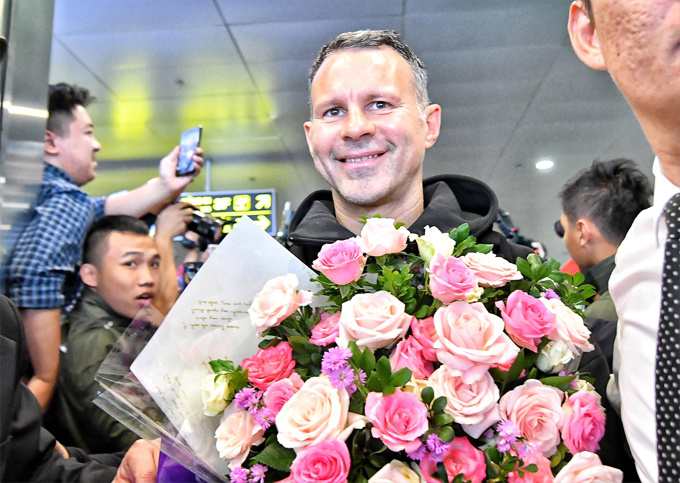 Giggs và Scholes bị bủa vây khi đến Hà Nội
