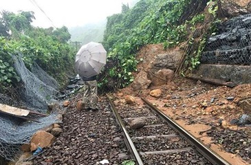 Đèo Hải Vân tiếp tục sạt lở, đường sắt Bắc Nam tê liệt