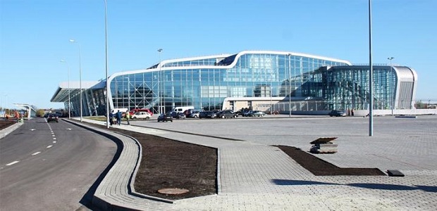 Ukraine: 8 sân bay nhận thông báo bị cài mìn