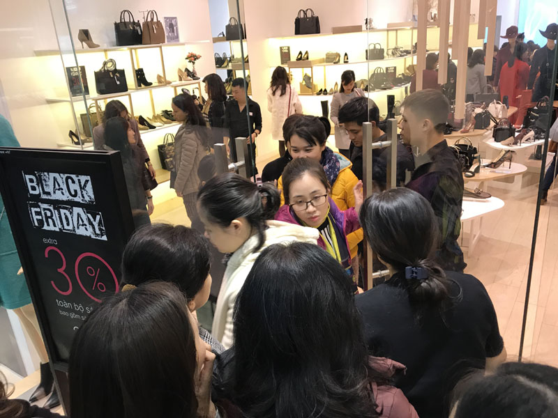 'Vỡ trận' Black Friday: Đóng cửa chối khách, chị em luồn khe chui vào