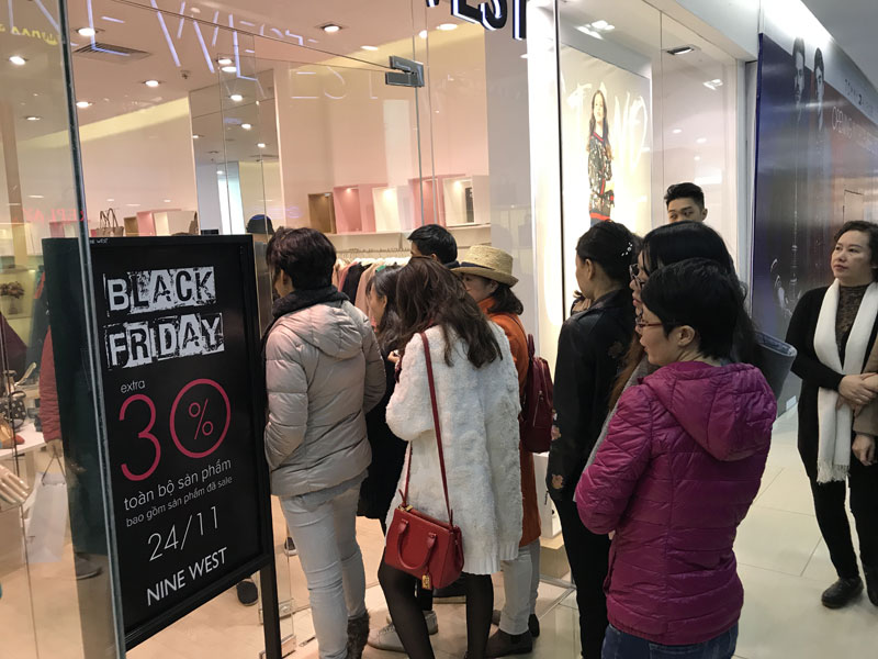 'Vỡ trận' Black Friday: Đóng cửa chối khách, chị em luồn khe chui vào
