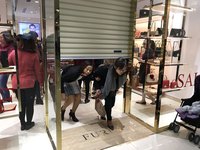 'Vỡ trận' Black Friday: Đóng cửa chối khách, chị em luồn khe chui vào