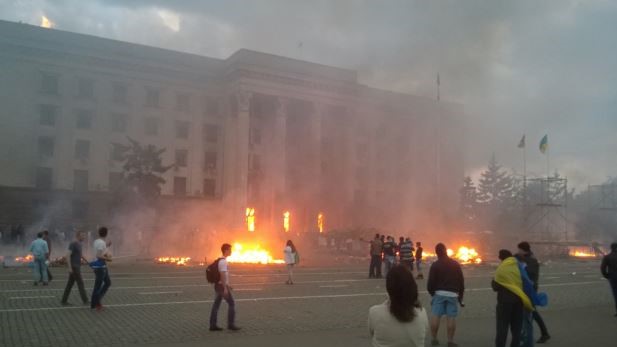 Odessa: Các thành viên tích cực đốt lửa cạnh viện kiểm sát tỉnh