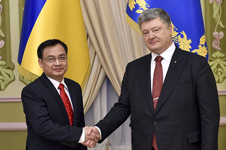 Đại sứ Việt nam tại Ukraine Nguyễn Anh Tuấn trình quốc thư