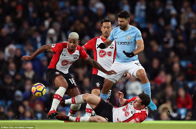 Thắng Southampton, Man City cân bằng kỷ lục của MU