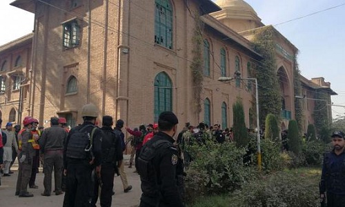 Pakistan: Tay súng Taliban cải trang thành phụ nữ tấn công trường đại học