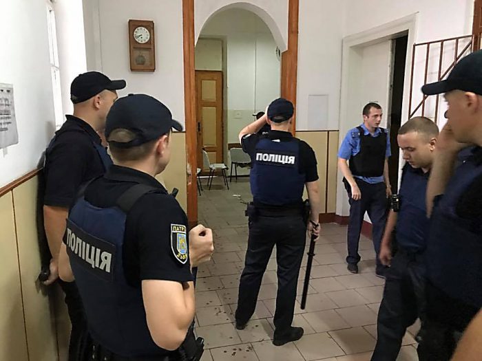 Odessa: Một người hưu trí bắt người nhà làm con tin và nổ súng bắn cảnh sát