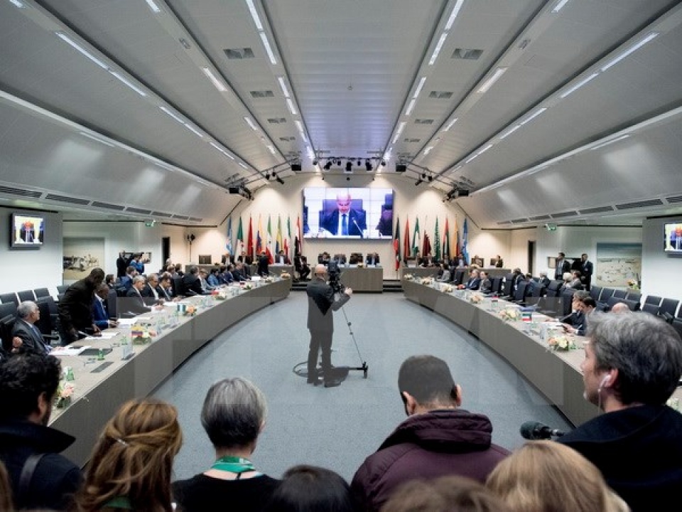 OPEC nhất trí kéo dài thỏa thuận cắt giảm sản lượng dầu