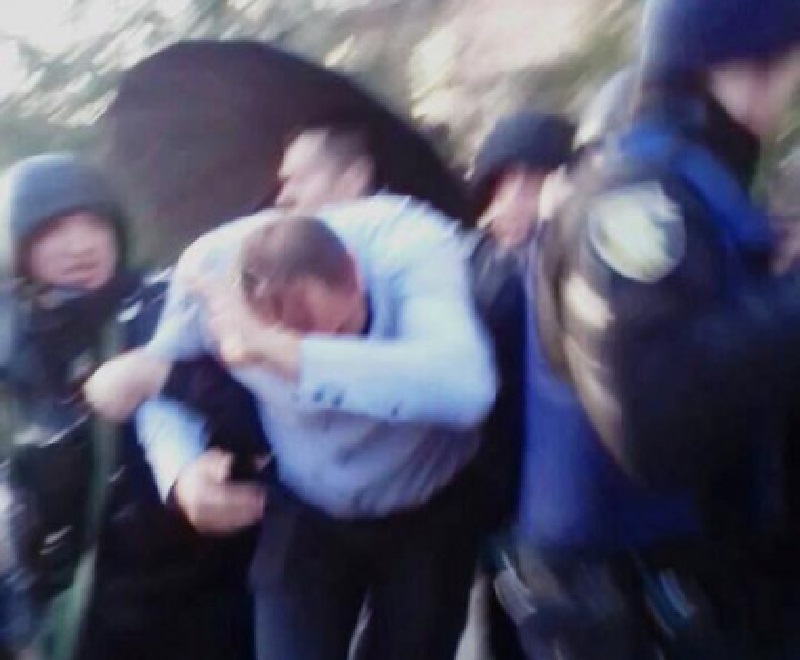 Kherson: Phái dân tộc chủ nghĩa ném trứng vào đồng ngũ của Medvedchuk