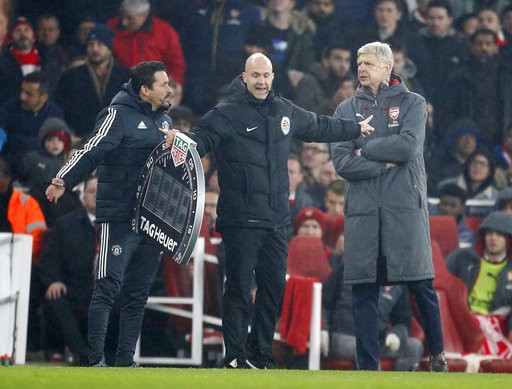 Arsenal kém Man City 15 điểm: "Pháo thủ" sớm tung cờ trắng