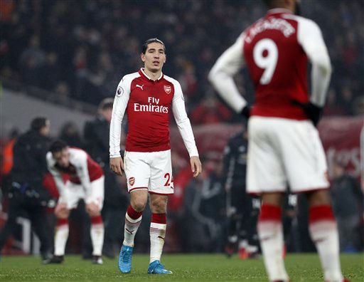 Arsenal kém Man City 15 điểm: "Pháo thủ" sớm tung cờ trắng