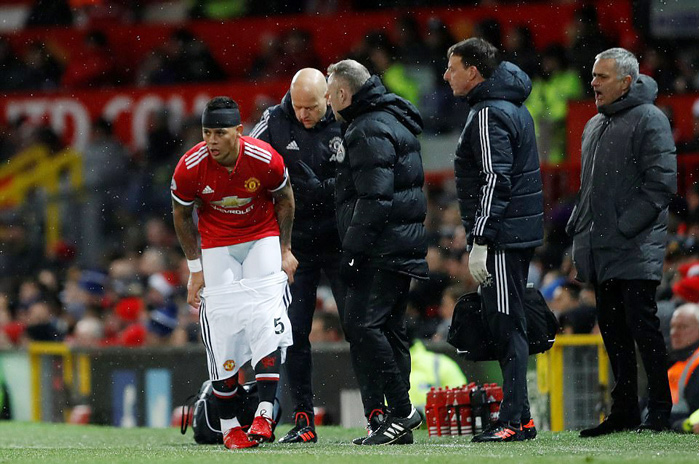 Loạn đả derby Manchester: Sao MU hiếu chiến "trả thù" cho Mourinho