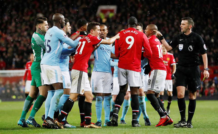 Loạn đả derby Manchester: Sao MU hiếu chiến "trả thù" cho Mourinho