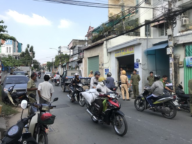 Hai vợ chồng cùng con tử vong trong tư thế treo cổ