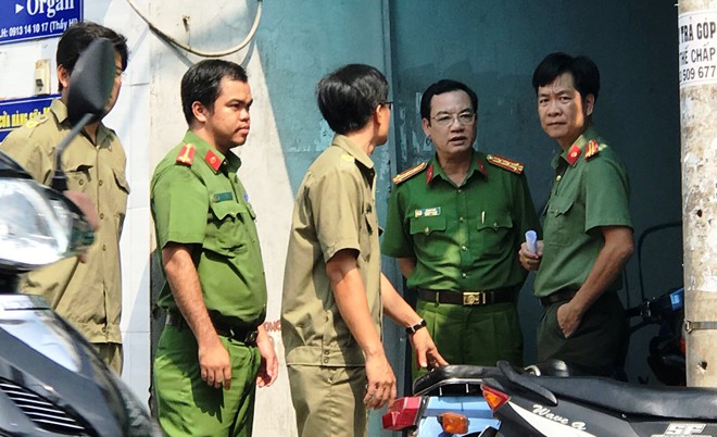 Hai vợ chồng cùng con tử vong trong tư thế treo cổ