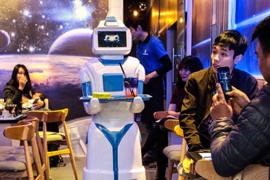 Robot bồi bàn đầu tiên của Việt Nam xuất hiện ở Hà Nội