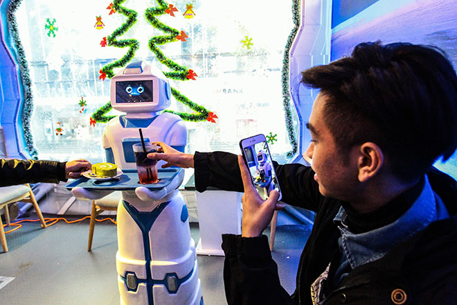 Robot bồi bàn đầu tiên của Việt Nam xuất hiện ở Hà Nội