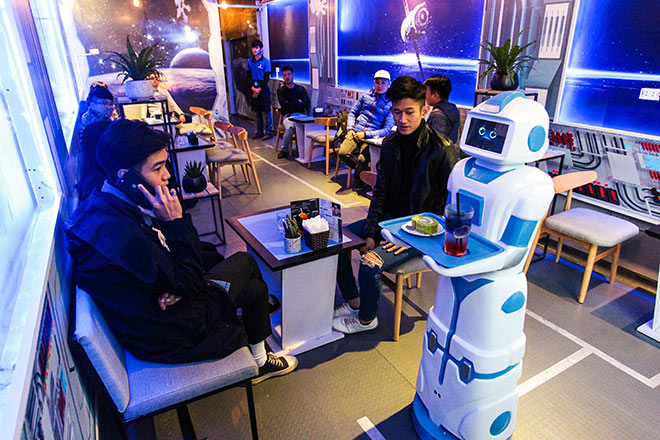 Robot bồi bàn đầu tiên của Việt Nam xuất hiện ở Hà Nội
