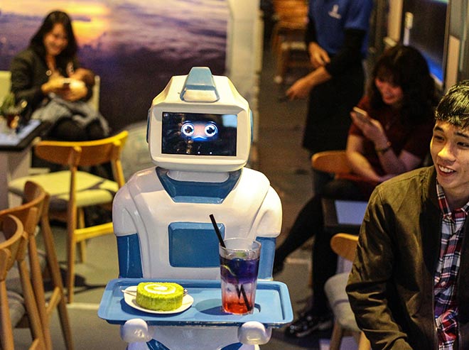 Robot bồi bàn đầu tiên của Việt Nam xuất hiện ở Hà Nội