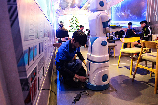 Robot bồi bàn đầu tiên của Việt Nam xuất hiện ở Hà Nội