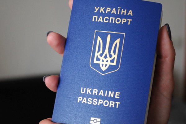 Điều kiện nhận hộ chiếu Ukraine trở nên ngặt nghèo hơn