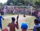 Cổ động viên vác súng AK tới sân cổ vũ bóng đá