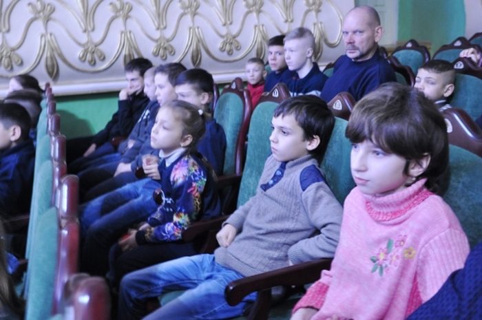 Zhytomyr: Vào ngày của Thánh Nicholas gần 400 trẻ em đã được xem một buổi trình diễn sân khấu