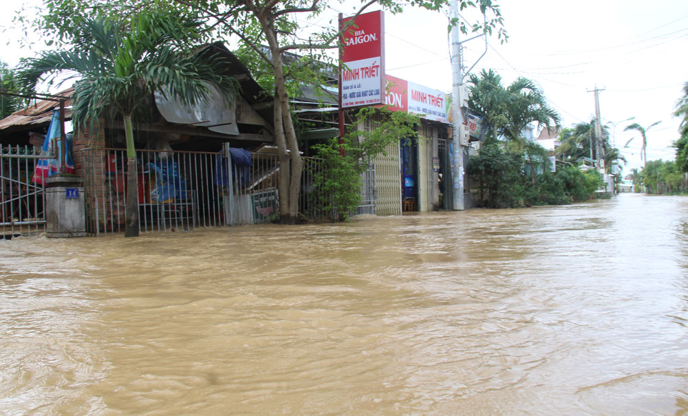 Mưa tầm tã kèm xả lũ, Nha Trang chìm trong biển nước