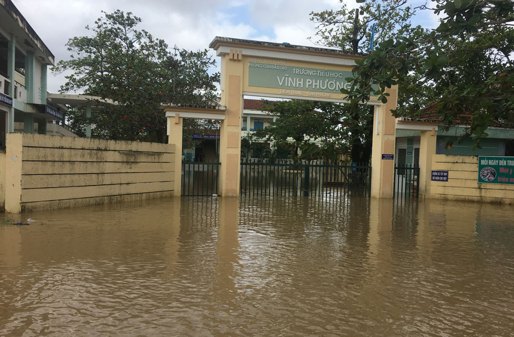 Mưa tầm tã kèm xả lũ, Nha Trang chìm trong biển nước