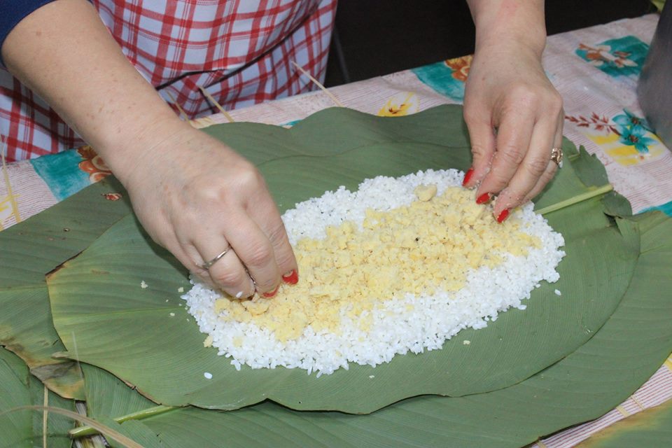 Gói bánh chưng từ thiện tại làng Stariskogo