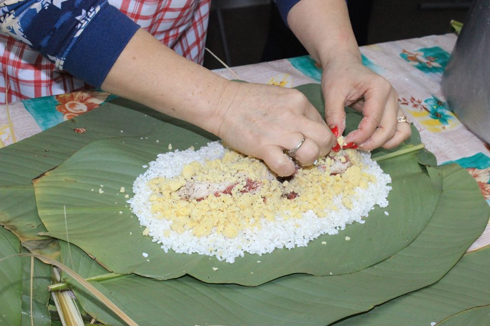 Gói bánh chưng từ thiện tại làng Stariskogo